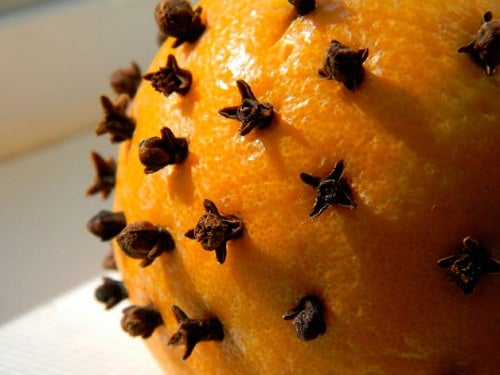 Mandarinas con clavos de especie para armarios